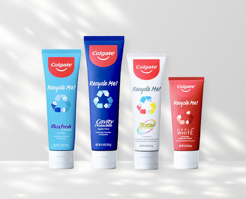 Ung kvinna borstar tänderna