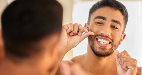 Man som använder tandtråd