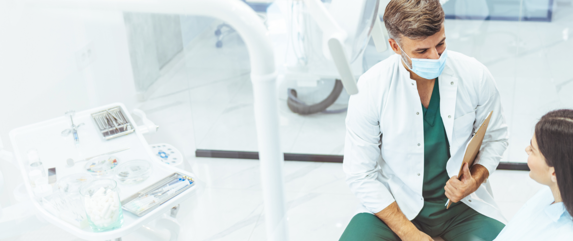 En tandläkare och hans patient.  