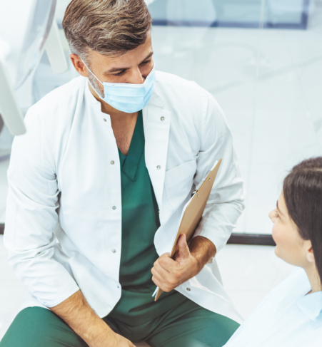 En tandläkare och hans patient.  