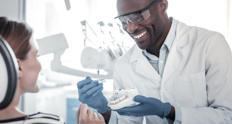 Tandläkare behandlar en kvinna